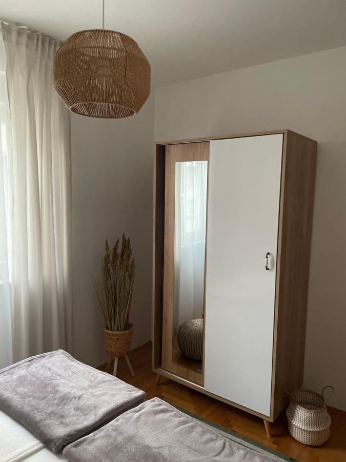 Apartment Dalmatino Baska Voda Bagian luar foto